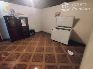 Casa en Venta en Sarento Aldea / Casa en venta 4 Dormitorios 3 Baños Local Comercial. Galpon y 10 Estacionamientos en El Bosque