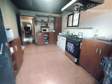 Casa en Venta en Sarento Aldea / Casa en venta 4 Dormitorios 3 Baños Local Comercial. Galpon y 10 Estacionamientos en El Bosque