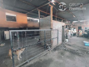 Casa en Venta en Sarento Aldea / Casa en venta 4 Dormitorios 3 Baños Local Comercial. Galpon y 10 Estacionamientos en El Bosque