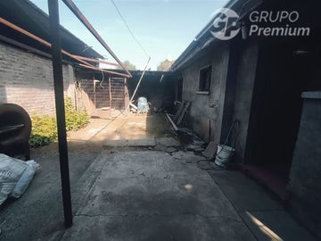 Casa en Venta en Sarento Aldea / Casa en venta 4 Dormitorios 3 Baños Local Comercial. Galpon y 10 Estacionamientos en El Bosque