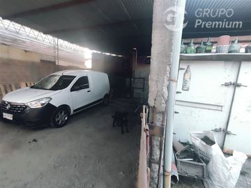 Casa en Venta en Sarento Aldea / Casa en venta 4 Dormitorios 3 Baños Local Comercial. Galpon y 10 Estacionamientos en El Bosque
