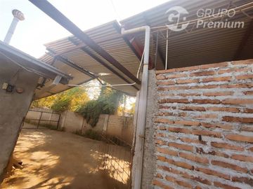 Casa en Venta en Sarento Aldea / Casa en venta 4 Dormitorios 3 Baños Local Comercial. Galpon y 10 Estacionamientos en El Bosque
