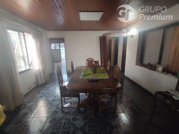 Casa en Venta en Sarento Aldea / Casa en venta 4 Dormitorios 3 Baños Local Comercial. Galpon y 10 Estacionamientos en El Bosque