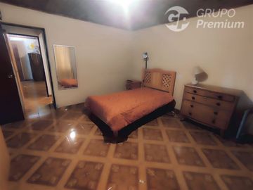 Casa en Venta en Sarento Aldea / Casa en venta 4 Dormitorios 3 Baños Local Comercial. Galpon y 10 Estacionamientos en El Bosque