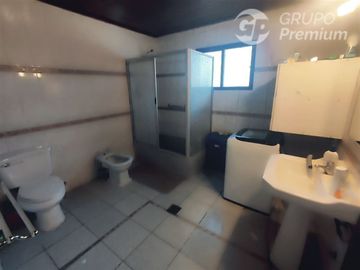 Casa en Venta en Sarento Aldea / Casa en venta 4 Dormitorios 3 Baños Local Comercial. Galpon y 10 Estacionamientos en El Bosque