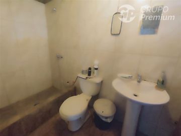 Casa en Venta en Sarento Aldea / Casa en venta 4 Dormitorios 3 Baños Local Comercial. Galpon y 10 Estacionamientos en El Bosque