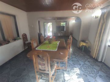 Casa en Venta en Sarento Aldea / Casa en venta 4 Dormitorios 3 Baños Local Comercial. Galpon y 10 Estacionamientos en El Bosque