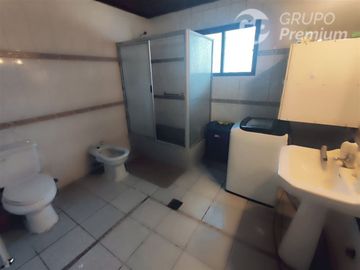 Casa en Venta en Sarento Aldea / Casa en venta 4 Dormitorios 3 Baños Local Comercial. Galpon y 10 Estacionamientos en El Bosque
