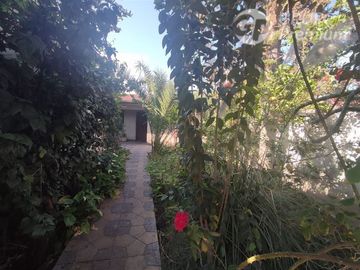 Casa en Venta en Sarento Aldea / Casa en venta 4 Dormitorios 3 Baños Local Comercial. Galpon y 10 Estacionamientos en El Bosque