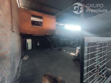 Casa en Venta en Sarento Aldea / Casa en venta 4 Dormitorios 3 Baños Local Comercial. Galpon y 10 Estacionamientos en El Bosque