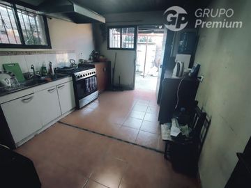 Casa en Venta en Sarento Aldea / Casa en venta 4 Dormitorios 3 Baños Local Comercial. Galpon y 10 Estacionamientos en El Bosque