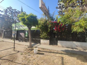 Casa en Venta en Sarento Aldea / Casa en venta 4 Dormitorios 3 Baños Local Comercial. Galpon y 10 Estacionamientos en El Bosque