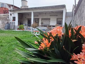 VENTA CASA 4 AMBIENTES VILLA LUZURIAGA PERMUTA