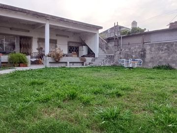 VENTA CASA 4 AMBIENTES VILLA LUZURIAGA PERMUTA