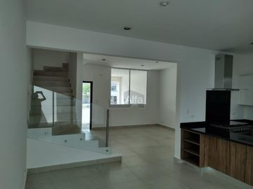 Casa en Renta o Venta en Hda Las Mandarinas, León, Gto. salida San Pancho. Privado Control de Acceso