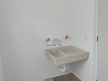 Casa en Renta o Venta en Hda Las Mandarinas, León, Gto. salida San Pancho. Privado Control de Acceso