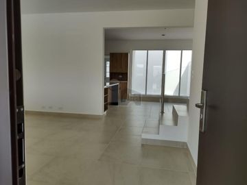 Casa en Renta o Venta en Hda Las Mandarinas, León, Gto. salida San Pancho. Privado Control de Acceso