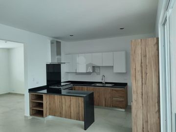 Casa en Renta o Venta en Hda Las Mandarinas, León, Gto. salida San Pancho. Privado Control de Acceso