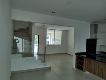Casa en Renta o Venta en Hda Las Mandarinas, León, Gto. salida San Pancho. Privado Control de Acceso