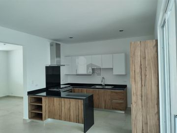Casa en Renta o Venta en Hda Las Mandarinas, León, Gto. salida San Pancho. Privado Control de Acceso