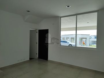Casa en Renta o Venta en Hda Las Mandarinas, León, Gto. salida San Pancho. Privado Control de Acceso