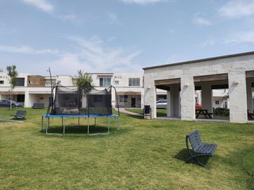 Casa en Renta o Venta en Hda Las Mandarinas, León, Gto. salida San Pancho. Privado Control de Acceso
