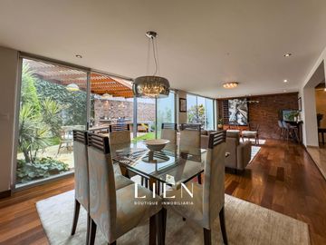Casa estilo Moderno Rústico |  Amplios espacios sociales y máxima comodidad