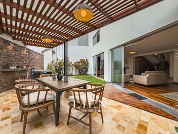 Casa estilo Moderno Rústico |  Amplios espacios sociales y máxima comodidad
