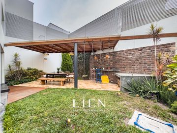 Casa estilo Moderno Rústico |  Amplios espacios sociales y máxima comodidad