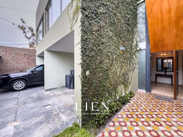 Casa estilo Moderno Rústico |  Amplios espacios sociales y máxima comodidad