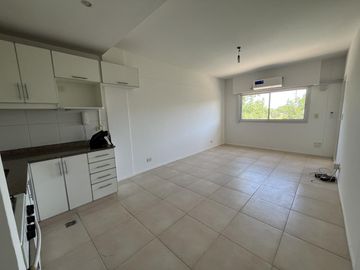 Departamento 2 ambientes con parrilla y cochera , excelente acceso