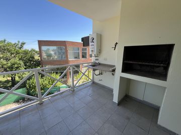 Departamento 2 ambientes con parrilla y cochera , excelente acceso