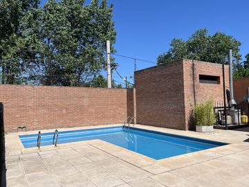 Departamento 2 ambientes con parrilla y cochera , excelente acceso