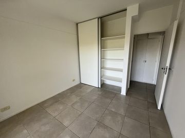 Departamento 2 ambientes con parrilla y cochera , excelente acceso
