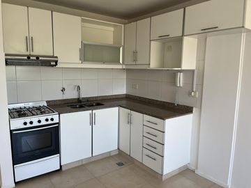 Departamento 2 ambientes con parrilla y cochera , excelente acceso
