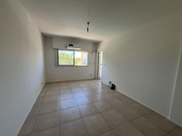 Departamento 2 ambientes con parrilla y cochera , excelente acceso