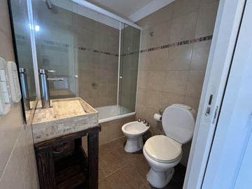 Departamento 2 ambientes con parrilla y cochera , excelente acceso