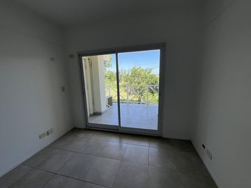 Departamento 2 ambientes con parrilla y cochera , excelente acceso
