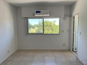 Departamento 2 ambientes con parrilla y cochera , excelente acceso