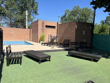 Departamento 2 ambientes con parrilla y cochera , excelente acceso