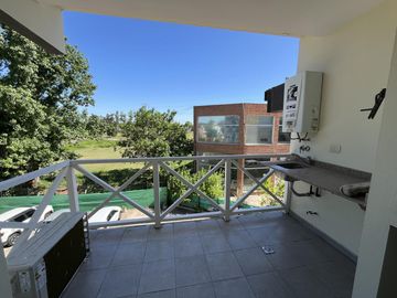 Departamento 2 ambientes con parrilla y cochera , excelente acceso