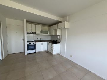 Departamento 2 ambientes con parrilla y cochera , excelente acceso