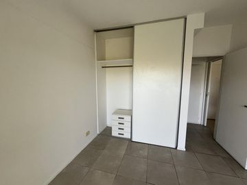 Departamento 2 ambientes con parrilla y cochera , excelente acceso