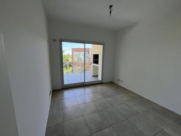 Departamento 2 ambientes con parrilla y cochera , excelente acceso