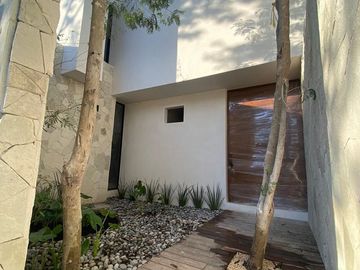 MODERNA RESIDENCIA CON SPA DENTRO DE YUCATAN COUNTRY CLUB