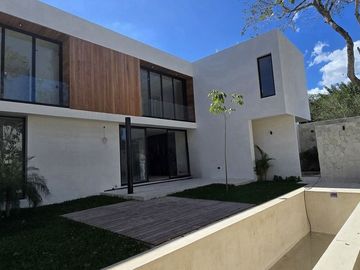 MODERNA RESIDENCIA CON SPA DENTRO DE YUCATAN COUNTRY CLUB