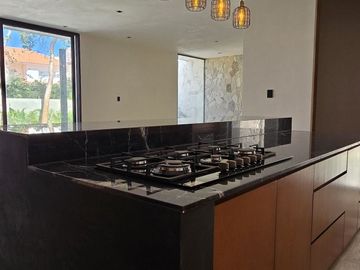 MODERNA RESIDENCIA CON SPA DENTRO DE YUCATAN COUNTRY CLUB