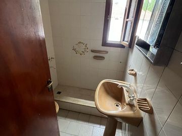 Casa en alquiler 4 amb, con jardín y parrilla  en Martinez