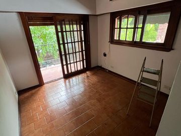Casa en alquiler 4 amb, con jardín y parrilla  en Martinez