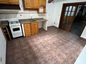 Casa en alquiler 4 amb, con jardín y parrilla  en Martinez